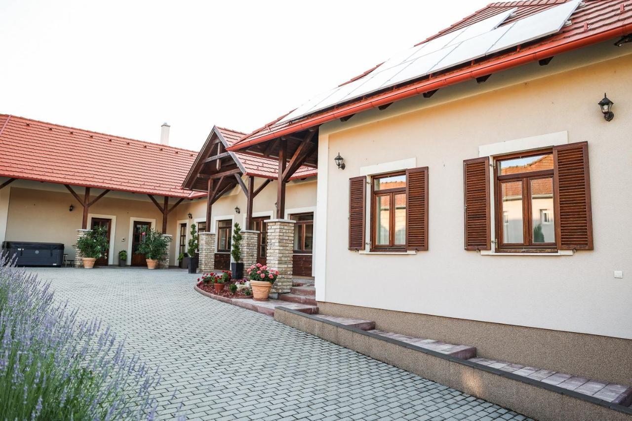Muflon Apartman Jakuzzis Vendégház Mány Kültér fotó