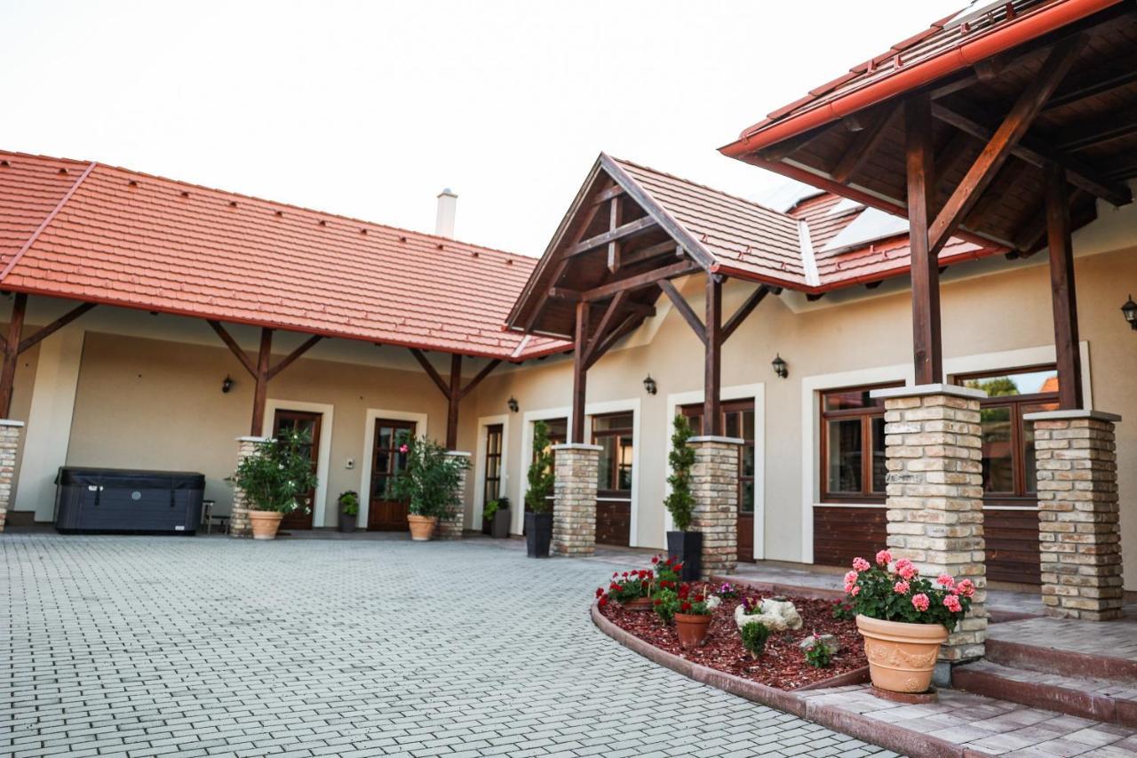 Muflon Apartman Jakuzzis Vendégház Mány Kültér fotó